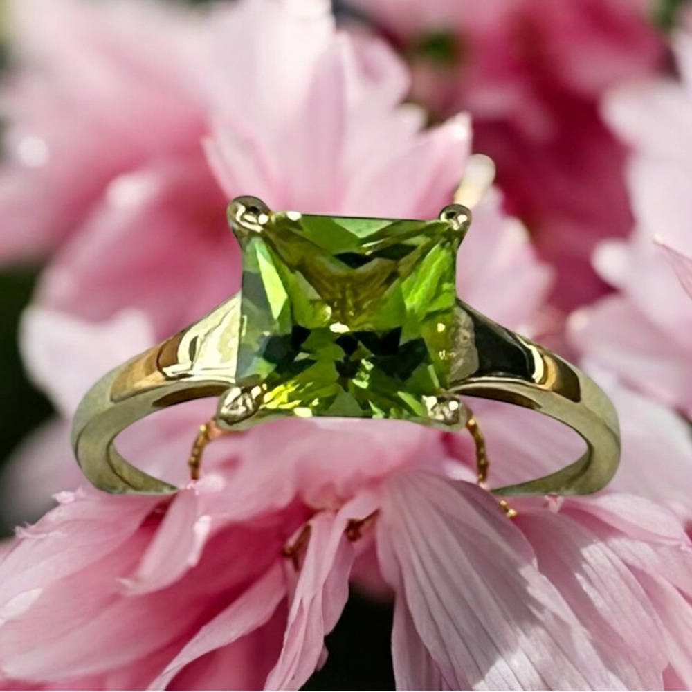 18k Princess Cut Peridot Ring